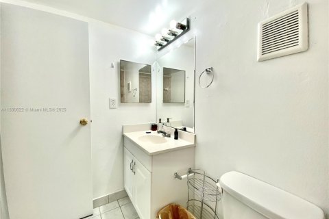 Condo in North Miami Beach, Florida, 1 bedroom  № 1946903 - photo 9