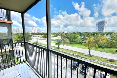 Condo in North Miami Beach, Florida, 1 bedroom  № 1946903 - photo 14