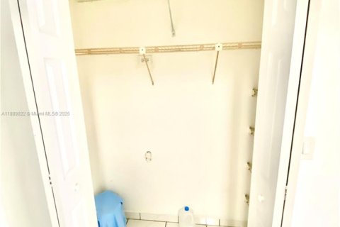 Condo in North Miami Beach, Florida, 1 bedroom  № 1946903 - photo 17