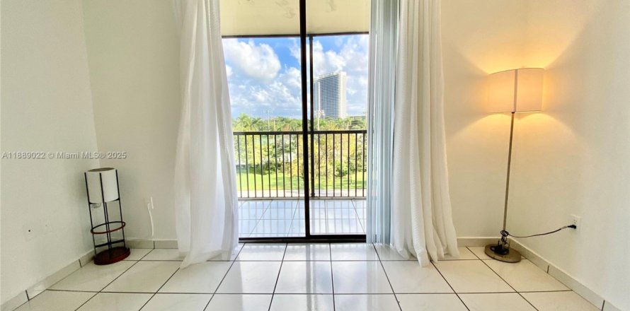 Condo in North Miami Beach, Florida, 1 bedroom № 1946903