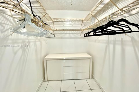 Condo in North Miami Beach, Florida, 1 bedroom  № 1946903 - photo 10