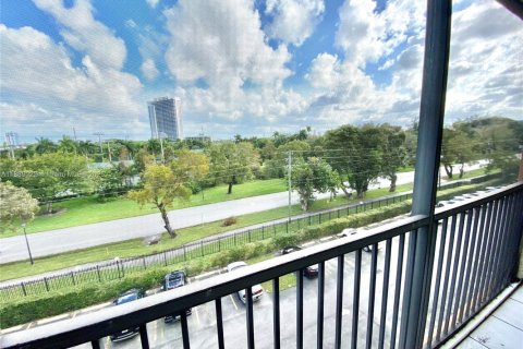 Condo in North Miami Beach, Florida, 1 bedroom  № 1946903 - photo 2