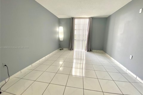 Condo in North Miami Beach, Florida, 1 bedroom  № 1946903 - photo 3