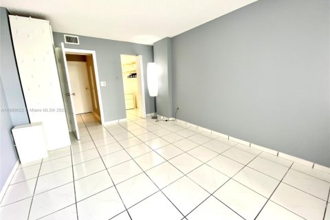 Condo in North Miami Beach, Florida, 1 bedroom  № 1946903 - photo 13