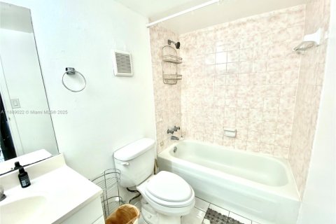 Condo in North Miami Beach, Florida, 1 bedroom  № 1946903 - photo 19