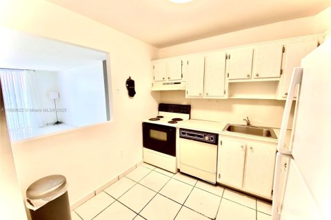 Condo in North Miami Beach, Florida, 1 bedroom  № 1946903 - photo 11