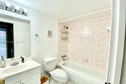 Condo in North Miami Beach, Florida, 1 bedroom  № 1946903 - photo 4