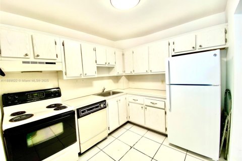 Condo in North Miami Beach, Florida, 1 bedroom  № 1946903 - photo 5