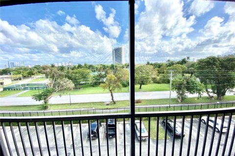 Condo in North Miami Beach, Florida, 1 bedroom  № 1946903 - photo 18