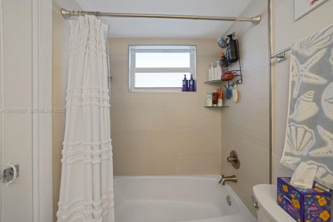 Copropriété à vendre à Pompano Beach, Floride: 1 chambre, 72 m2 № 2351315 - photo 13