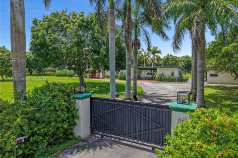 Propiedad comercial en venta en Cutler Bay, Florida № 2008726 - foto 24