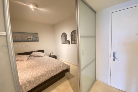 Condominio en alquiler en Hallandale Beach, Florida, 1 dormitorio, 75.34 m2 № 2016243 - foto 4