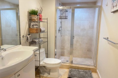 Condominio en alquiler en Hallandale Beach, Florida, 1 dormitorio, 75.34 m2 № 2016243 - foto 10