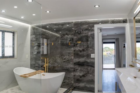 House in Miami, Florida 5 bedrooms, 345.41 sq.m. № 1871380 - photo 23