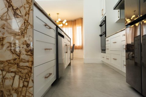House in Miami, Florida 5 bedrooms, 345.41 sq.m. № 1871380 - photo 11