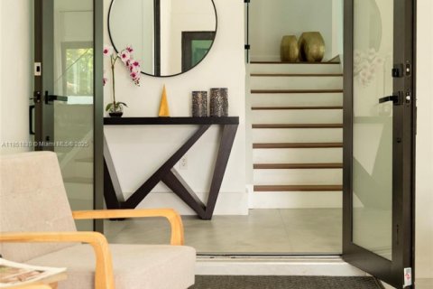 House in Miami, Florida 5 bedrooms, 345.41 sq.m. № 1871380 - photo 4