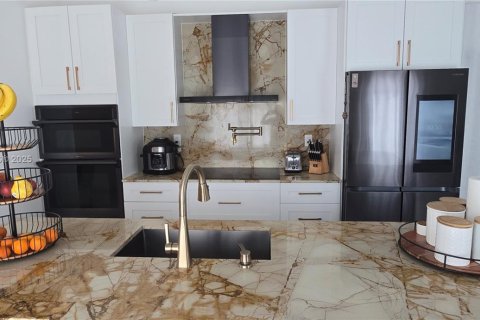 House in Miami, Florida 5 bedrooms, 345.41 sq.m. № 1871380 - photo 12