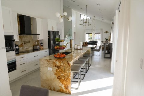 House in Miami, Florida 5 bedrooms, 345.41 sq.m. № 1871380 - photo 13