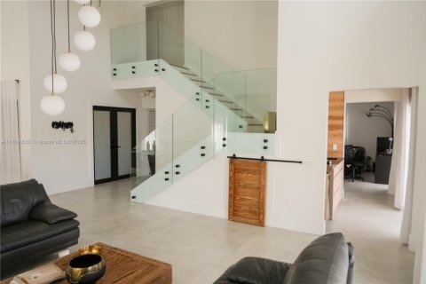 House in Miami, Florida 5 bedrooms, 345.41 sq.m. № 1871380 - photo 16