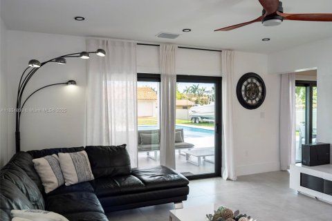 House in Miami, Florida 5 bedrooms, 345.41 sq.m. № 1871380 - photo 21