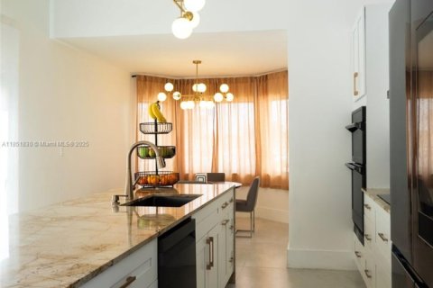House in Miami, Florida 5 bedrooms, 345.41 sq.m. № 1871380 - photo 8
