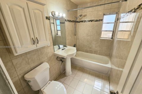Купить виллу или дом в Помпано-Бич, Флорида 3 спальни, 94.76м2, № 2087144 - фото 13