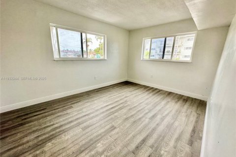 Apartamento en alquiler en North Miami, Florida, 2 dormitorios, 3319.4 m2 № 2076993 - foto 2