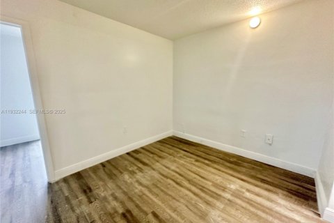 Apartamento en alquiler en North Miami, Florida, 2 dormitorios, 3319.4 m2 № 2076993 - foto 5