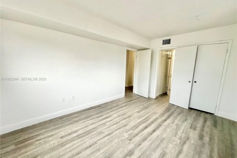 Apartamento en alquiler en North Miami, Florida, 2 dormitorios, 3319.4 m2 № 2076993 - foto 3