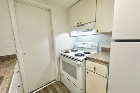 Apartamento en alquiler en North Miami, Florida, 2 dormitorios, 3319.4 m2 № 2076993 - foto 7