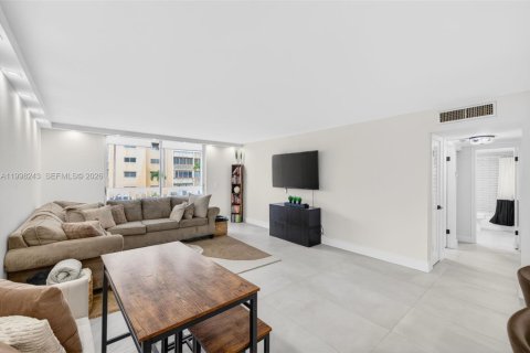 Condo in Hallandale Beach, Florida, 2 bedrooms  № 2066085 - photo 26