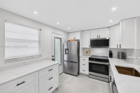 Condo in Hallandale Beach, Florida, 2 bedrooms  № 2066085 - photo 21