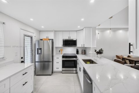 Condo in Hallandale Beach, Florida, 2 bedrooms  № 2066085 - photo 2