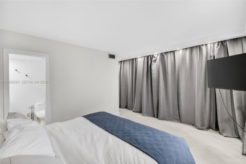 Condo in Hallandale Beach, Florida, 2 bedrooms  № 2066085 - photo 16