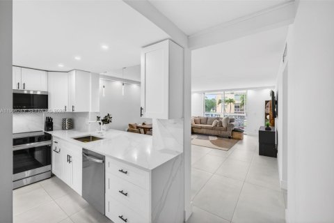 Condo in Hallandale Beach, Florida, 2 bedrooms  № 2066085