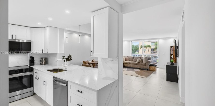 Condo in Hallandale Beach, Florida, 2 bedrooms  № 2066085