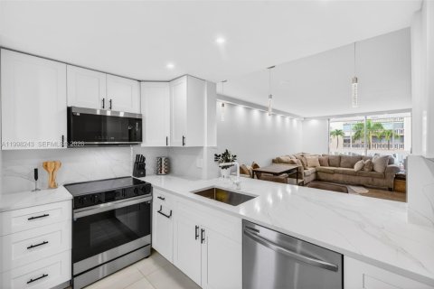 Condo in Hallandale Beach, Florida, 2 bedrooms  № 2066085 - photo 22