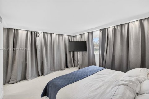 Condo in Hallandale Beach, Florida, 2 bedrooms  № 2066085 - photo 15