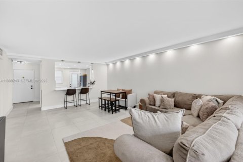 Condo in Hallandale Beach, Florida, 2 bedrooms  № 2066085 - photo 29