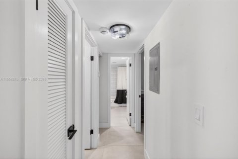 Condo in Hallandale Beach, Florida, 2 bedrooms  № 2066085 - photo 13