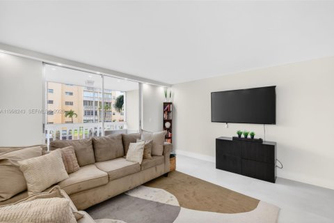 Condo in Hallandale Beach, Florida, 2 bedrooms  № 2066085 - photo 28