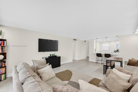 Condo in Hallandale Beach, Florida, 2 bedrooms  № 2066085 - photo 20