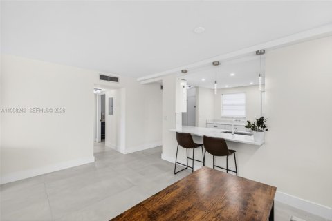 Condo in Hallandale Beach, Florida, 2 bedrooms  № 2066085 - photo 11