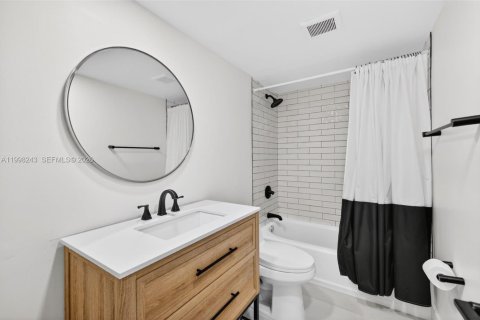 Condo in Hallandale Beach, Florida, 2 bedrooms  № 2066085 - photo 8