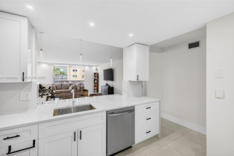 Condo in Hallandale Beach, Florida, 2 bedrooms  № 2066085 - photo 23