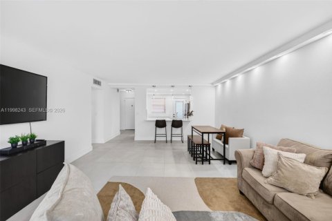 Condo in Hallandale Beach, Florida, 2 bedrooms  № 2066085 - photo 5