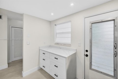 Condo in Hallandale Beach, Florida, 2 bedrooms  № 2066085 - photo 24