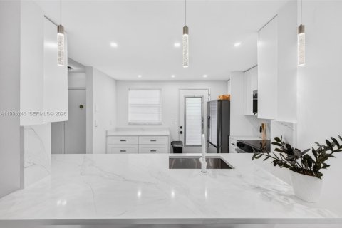 Condo in Hallandale Beach, Florida, 2 bedrooms  № 2066085 - photo 12