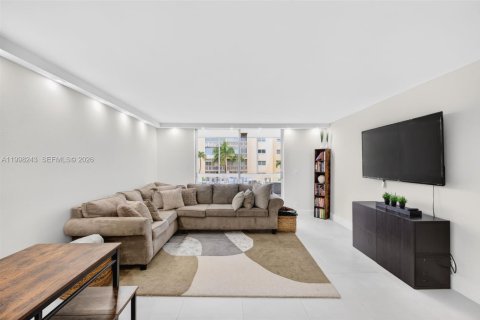 Condo in Hallandale Beach, Florida, 2 bedrooms  № 2066085 - photo 4