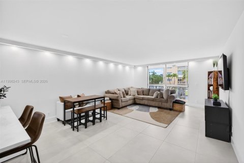 Condo in Hallandale Beach, Florida, 2 bedrooms  № 2066085 - photo 25